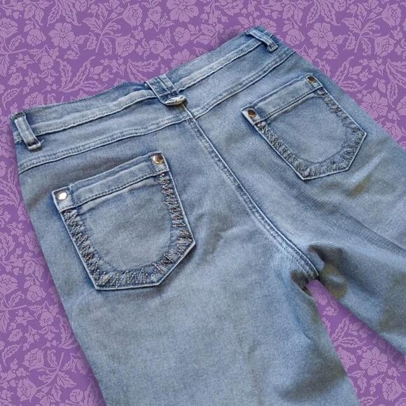 2000s Mengyan Blue Denim Capri Jeans with Silver Buckle Detail | Size 31 - Picture 4 of 7